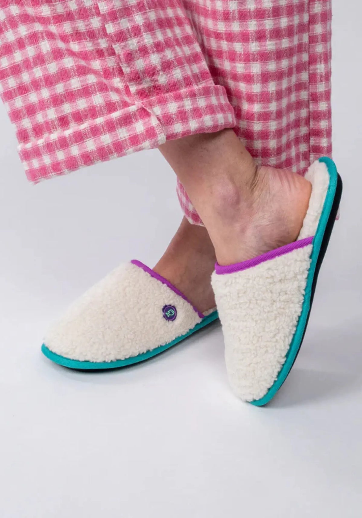 La femme porte les chaussons sherpa violet de chez Billybelt