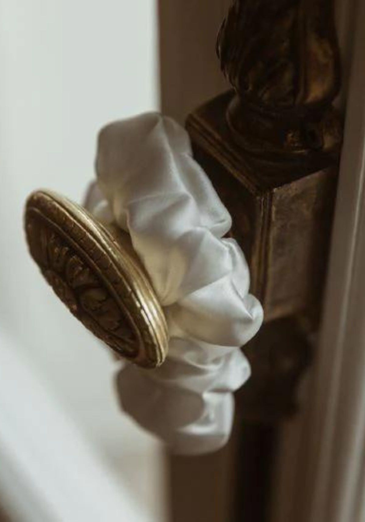 Le chouchou en soie blanc pour femme de chez Emily's Pillow