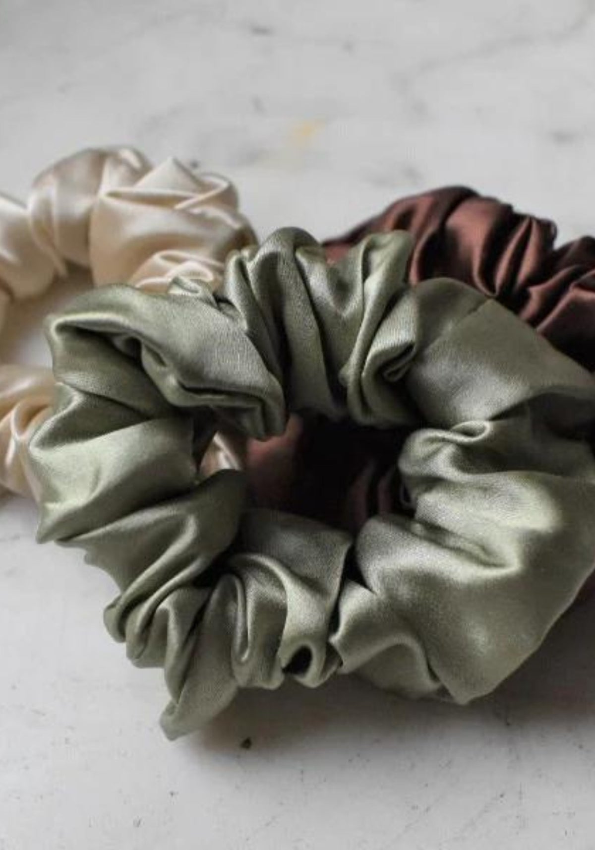 Le chouchou en soie green pour femme de chez Emily's Pillow