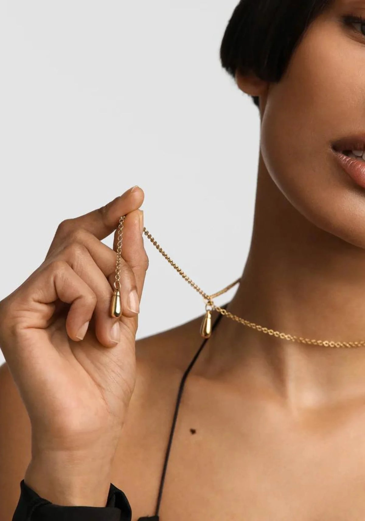 La femme porte le collier chaîne Tango en or jaune 18 carats de chez PD Paola
