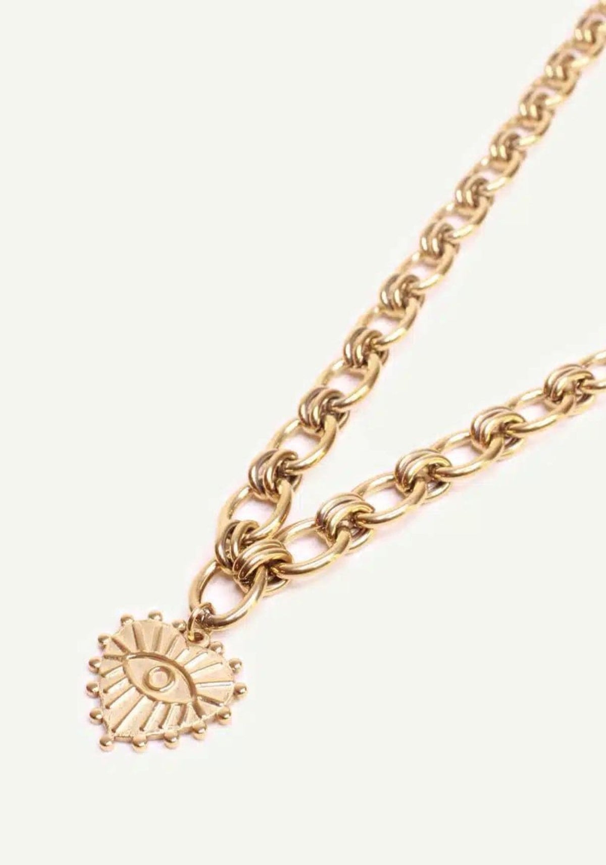 Collier Judith de chez Caprice Paris sur fond blanc. 