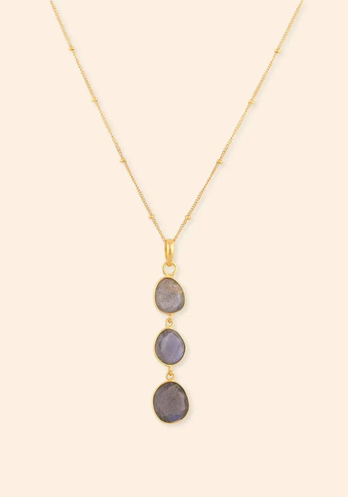 Le collier moonlit waters gris labradorite de chez Ekadori