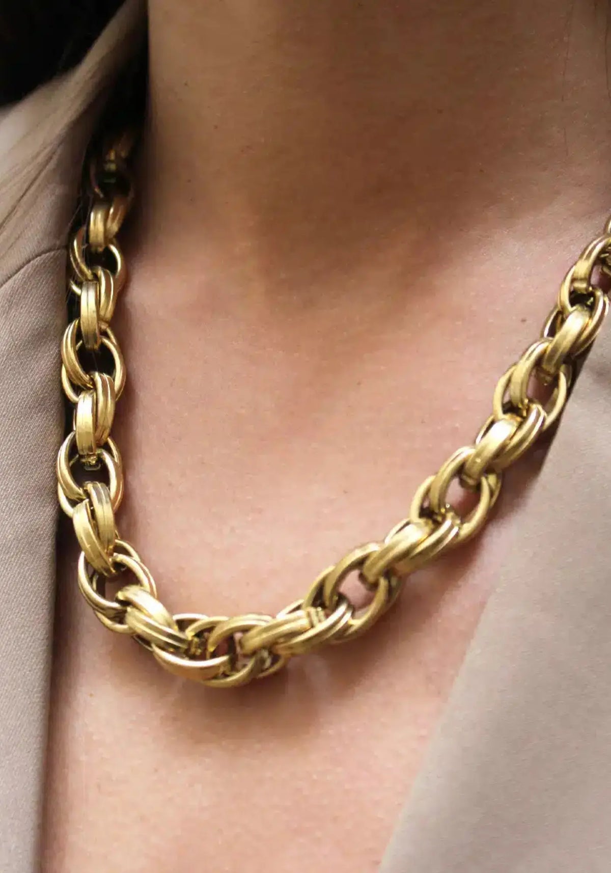 La femme porte le collier Rachel de chez Caprice Paris