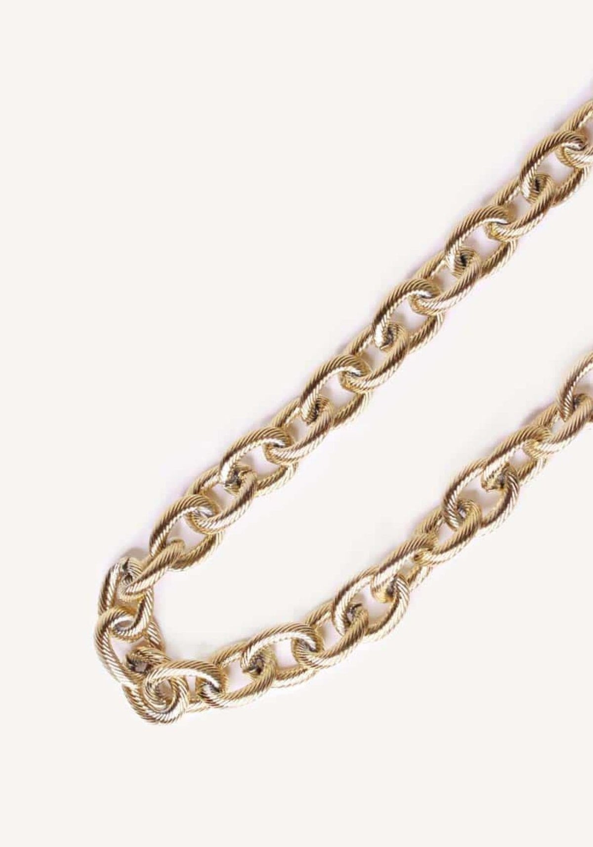 La collier Rita en grosse maille sur fond blanc