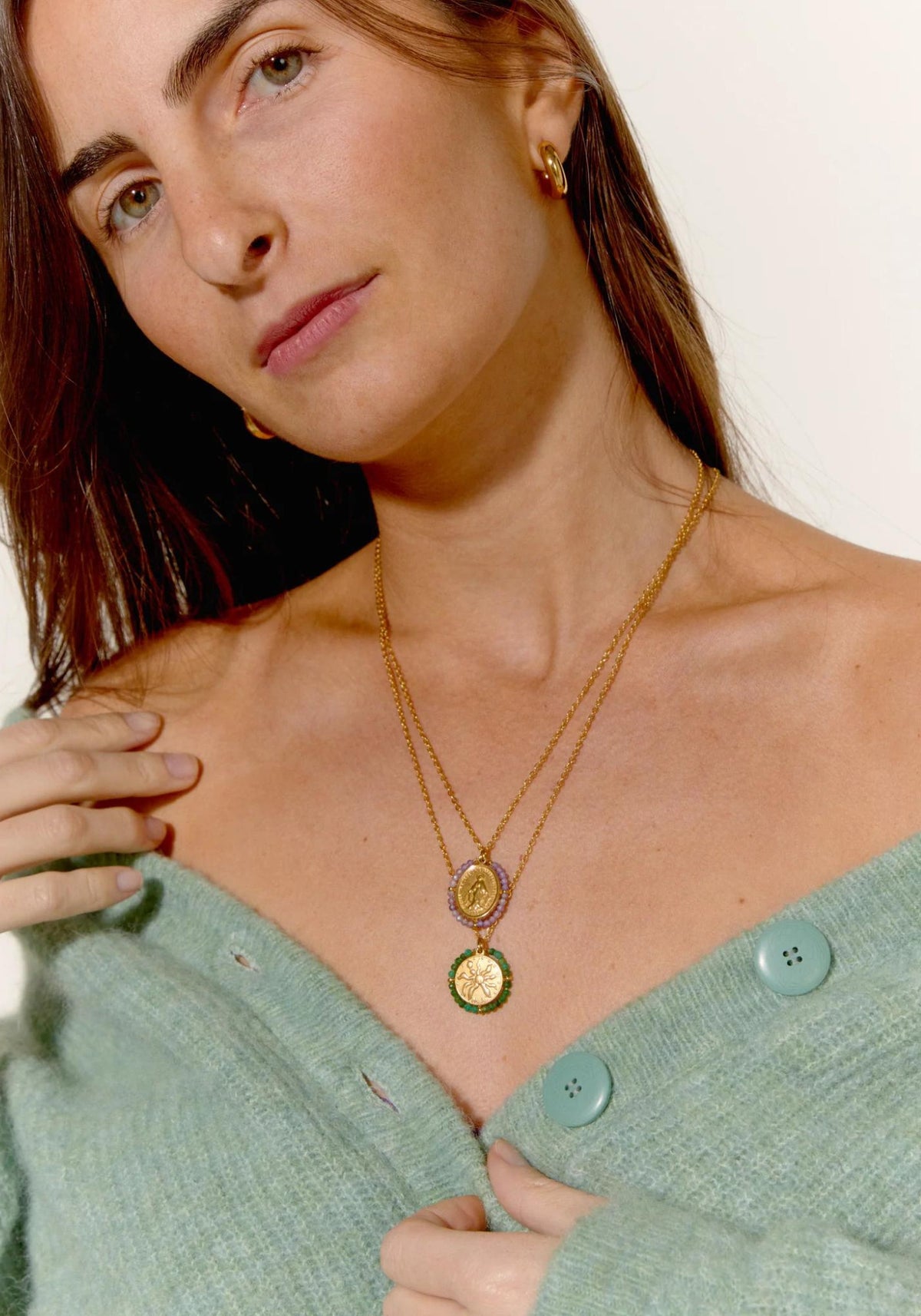 La femme porte le collier Santa Maria Madrugada de chez Fancy Palas