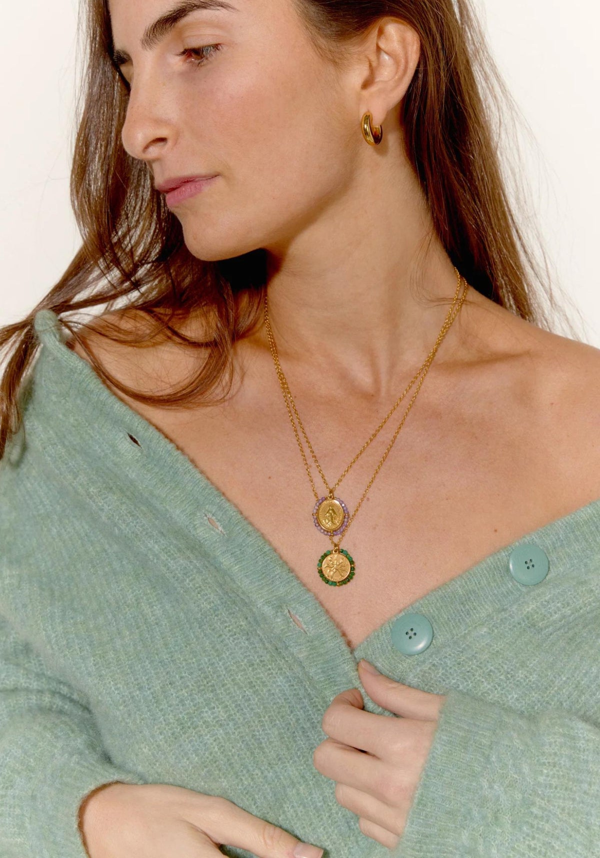 La femme porte le collier Santa Maria Madrugada de chez Fancy Palas
