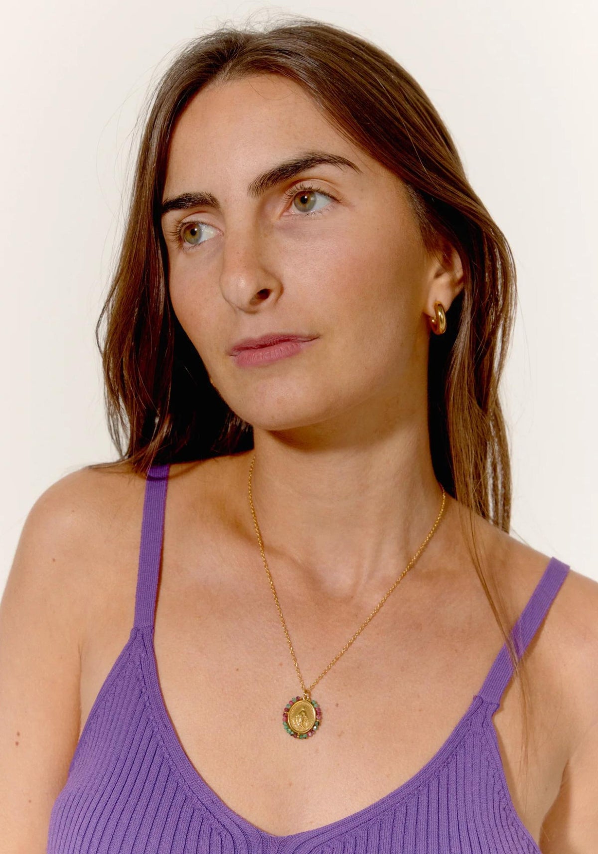 La femme porte le collier Santa Maria Primavera de chez Fancy Palas