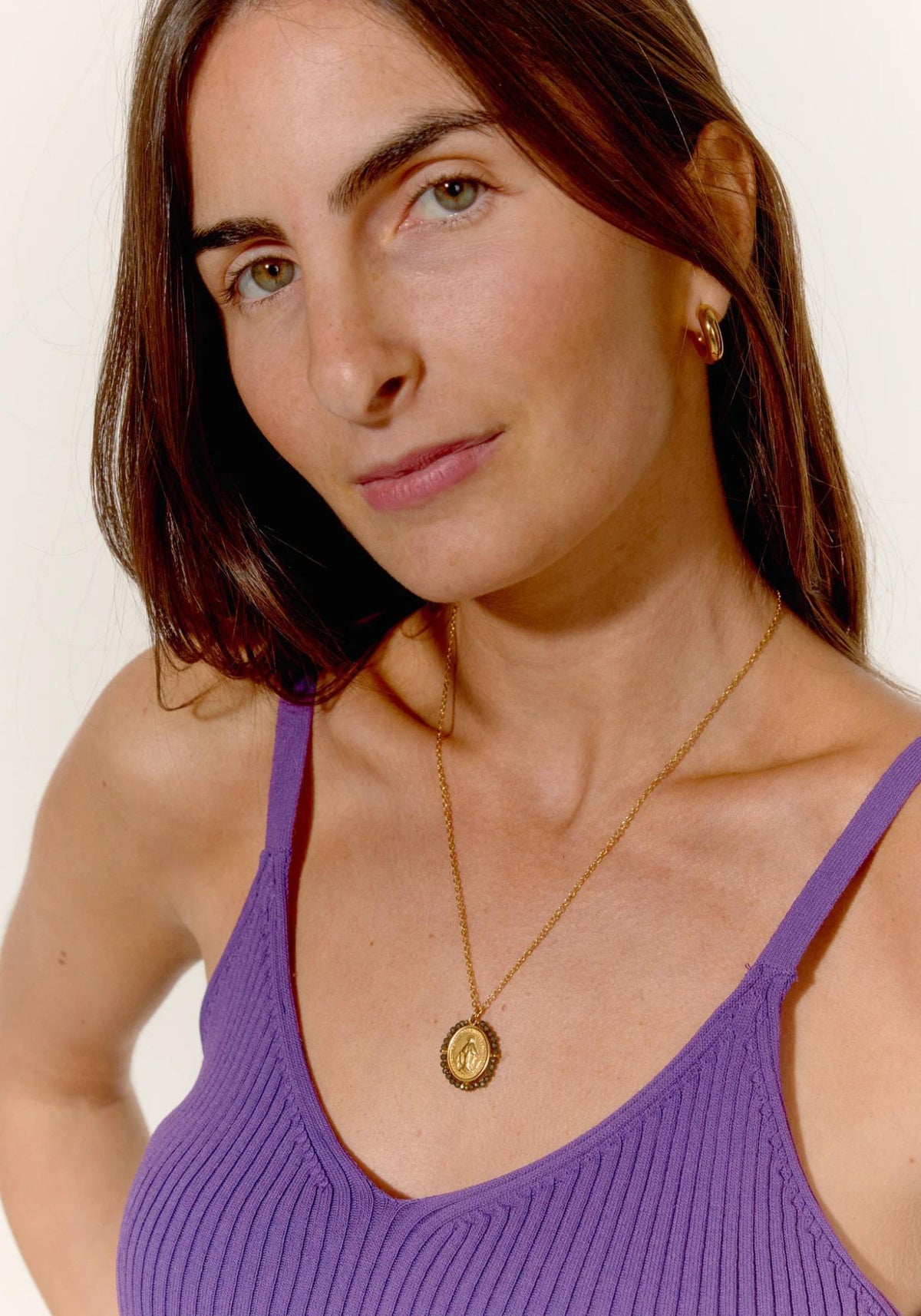 La femme porte le collier Santa Maria Shine de chez Fancy Palas