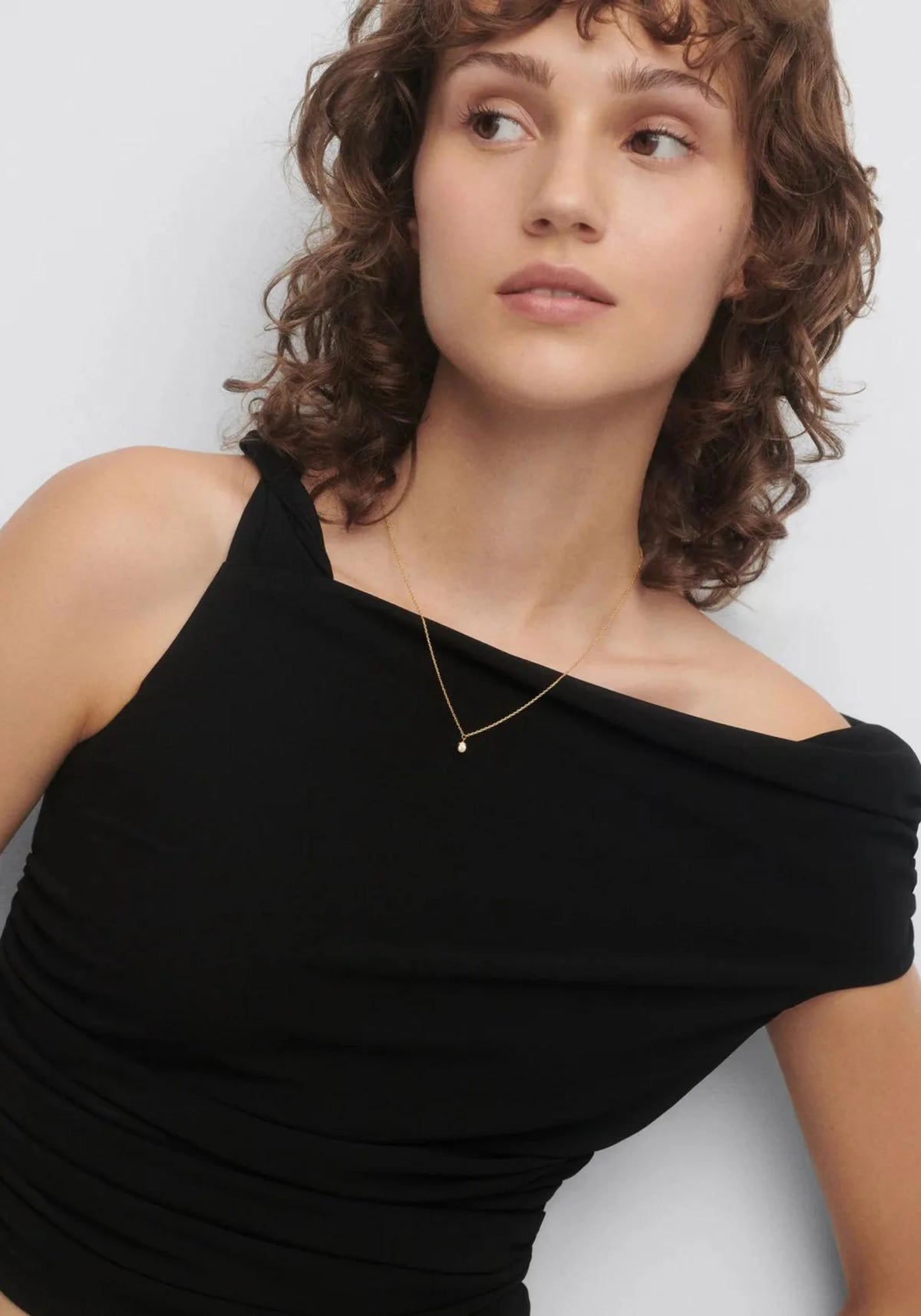 La femme porte le collier solitaire Sand en or jaune 18 carats de chez PD Paola