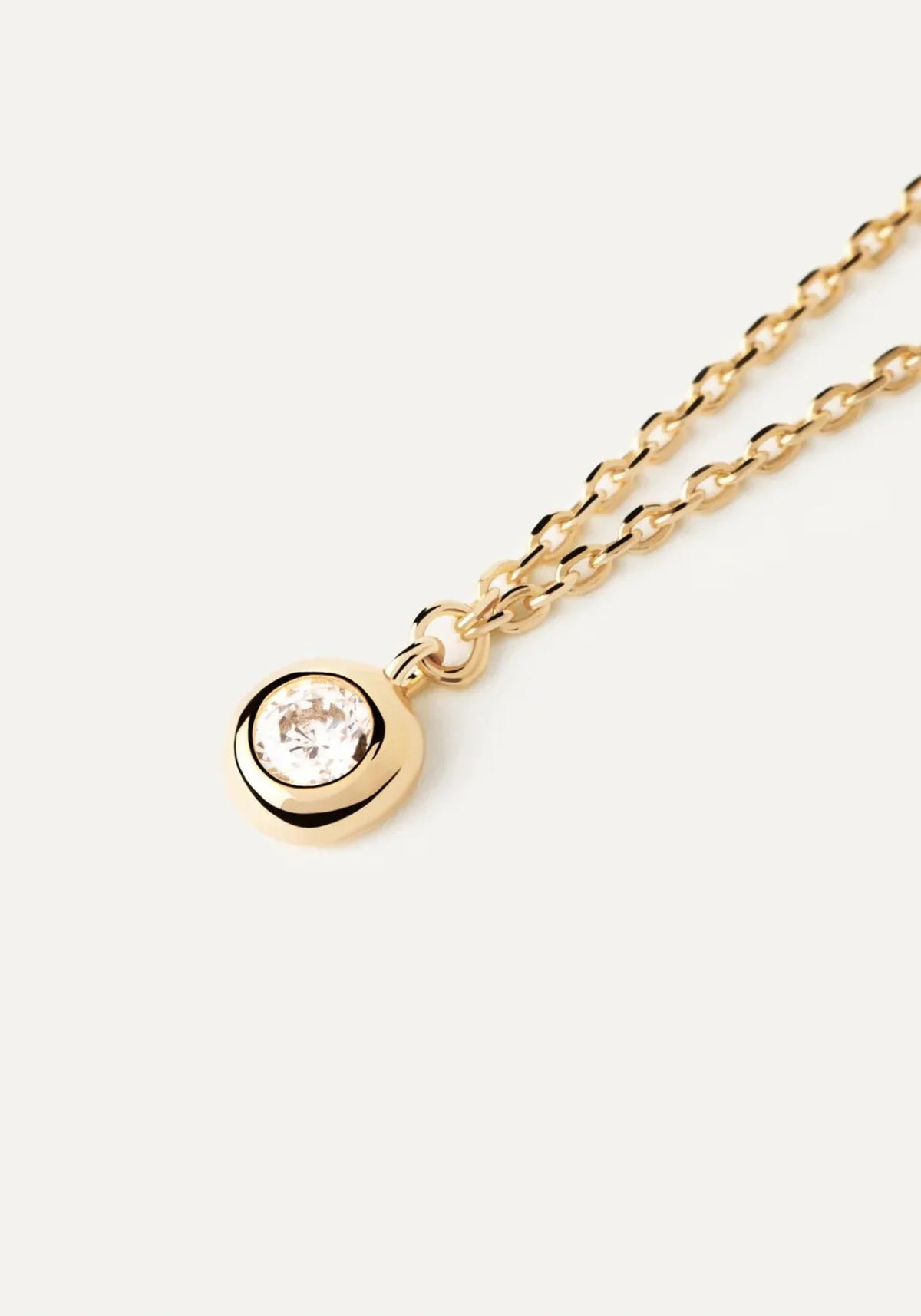 Zoom sur le pendentif du collier solitaire Sand en or jaune 18 carats pour femme de chez PD Paola