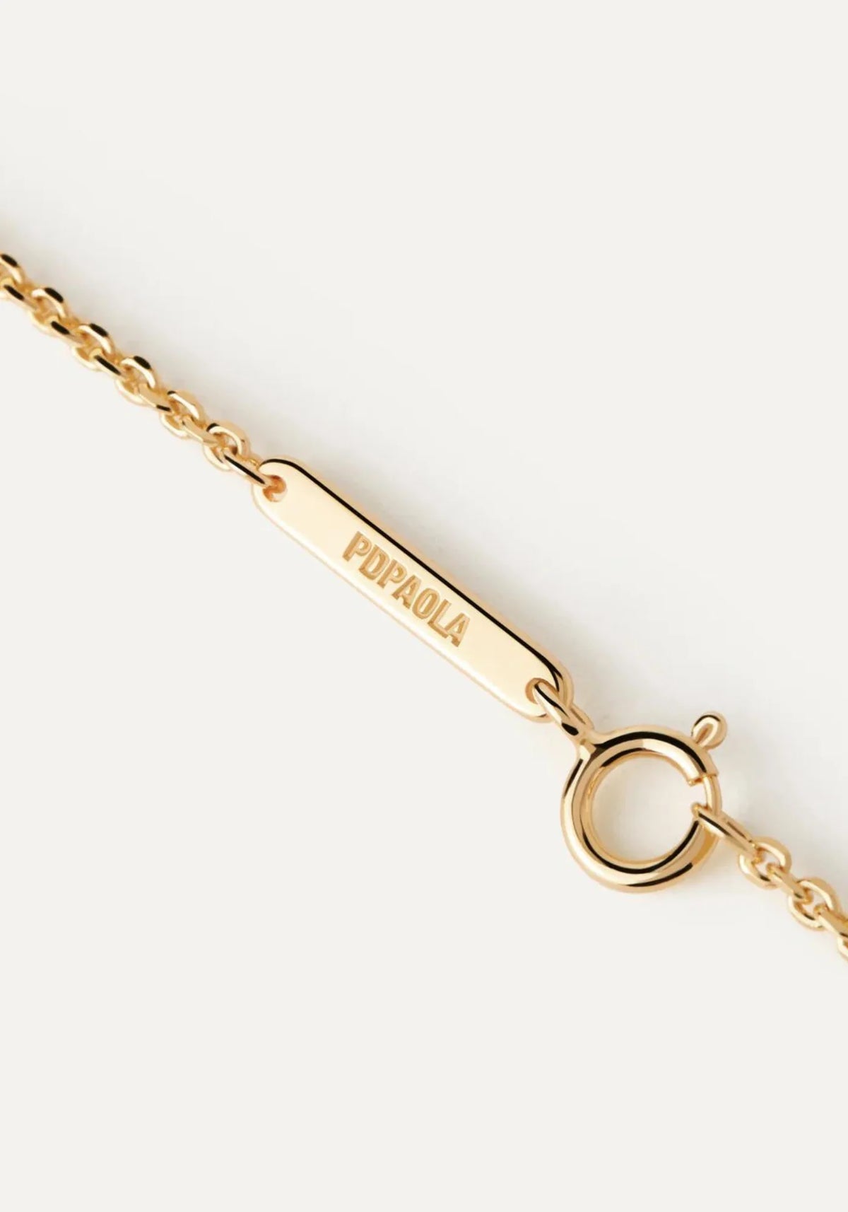 Zoom sur le fermoir du collier solitaire Sand en or jaune 18 carats pour femme de chez PD Paola