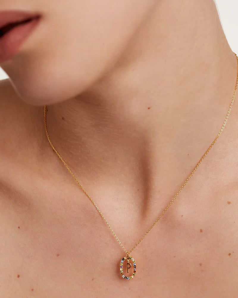 La femme porte le collier lettre de chez PD Paola 