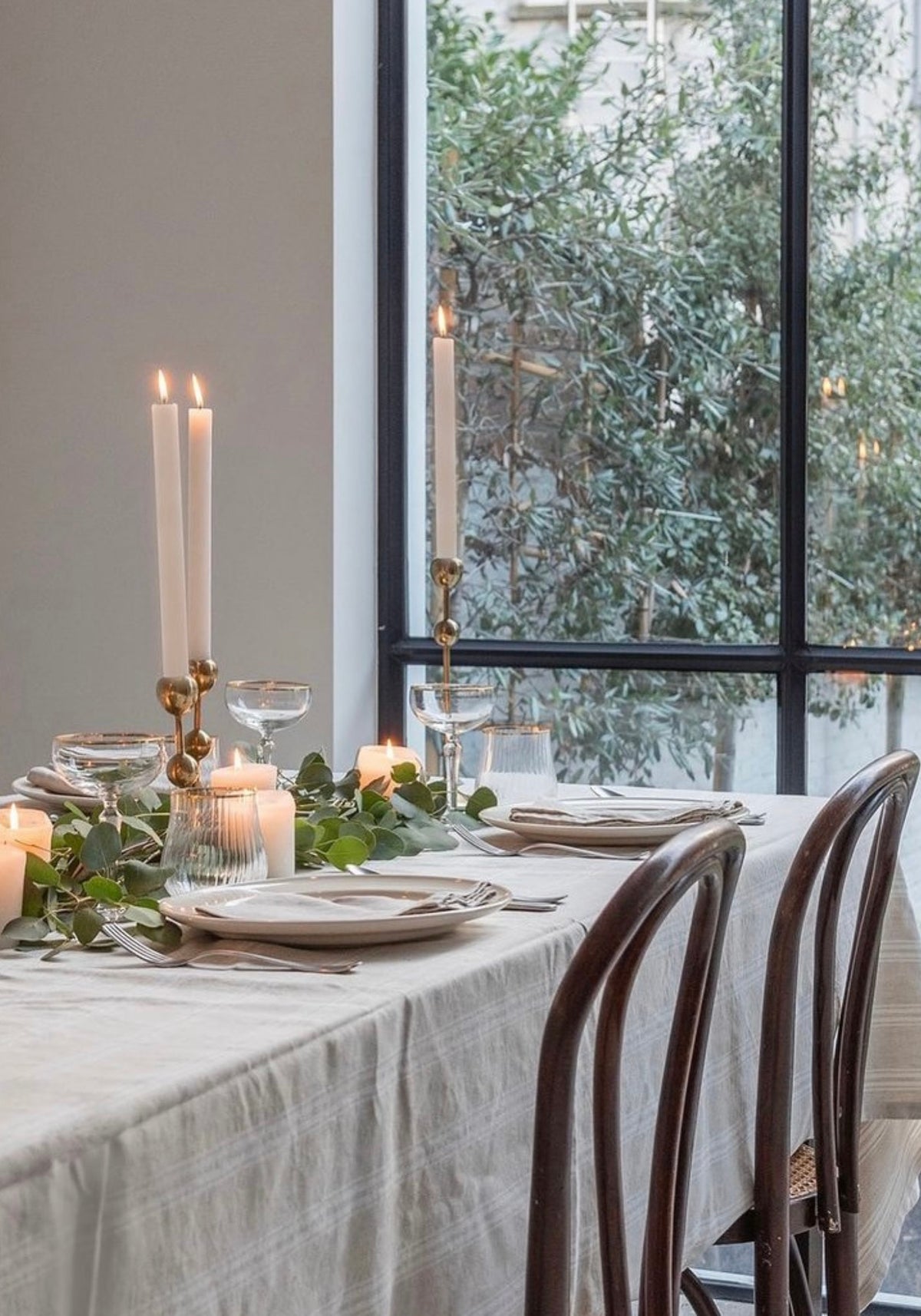 Les coupes Clover et les verres Line de chez Clover Gin sur une jolie table dressée