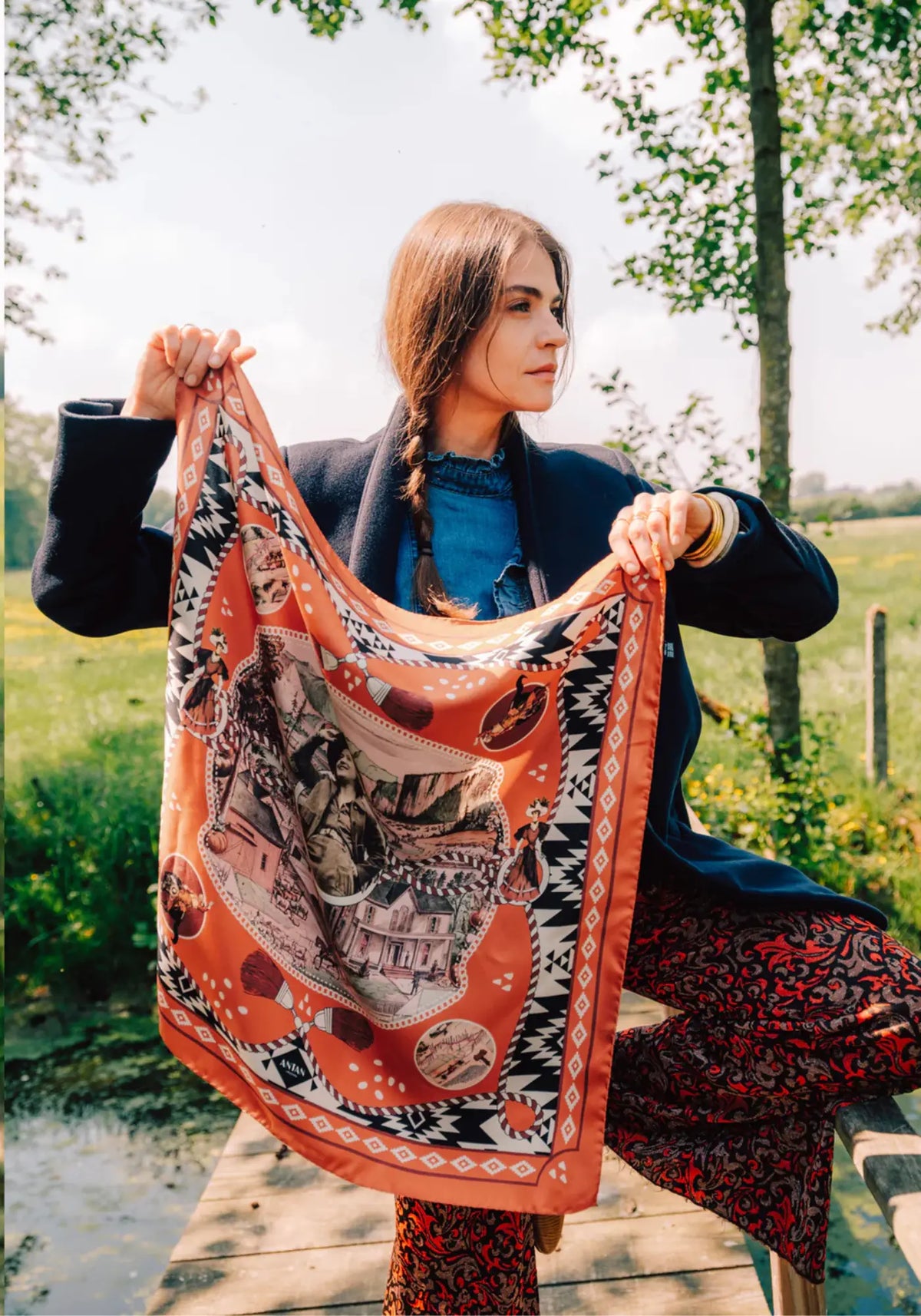 La femme porte le foulard dusty west silk 70 brick de chez Antan Créations