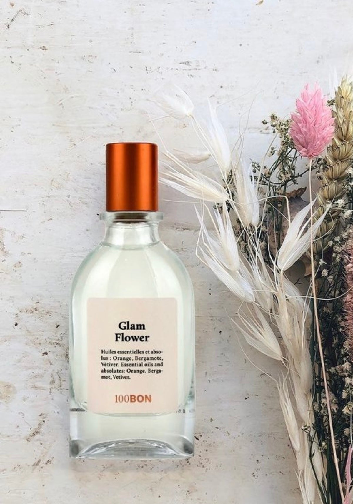 L'eau de toilette 50 ml Glam Flower de chez 100Bon avec un bouquet de fleurs séchées