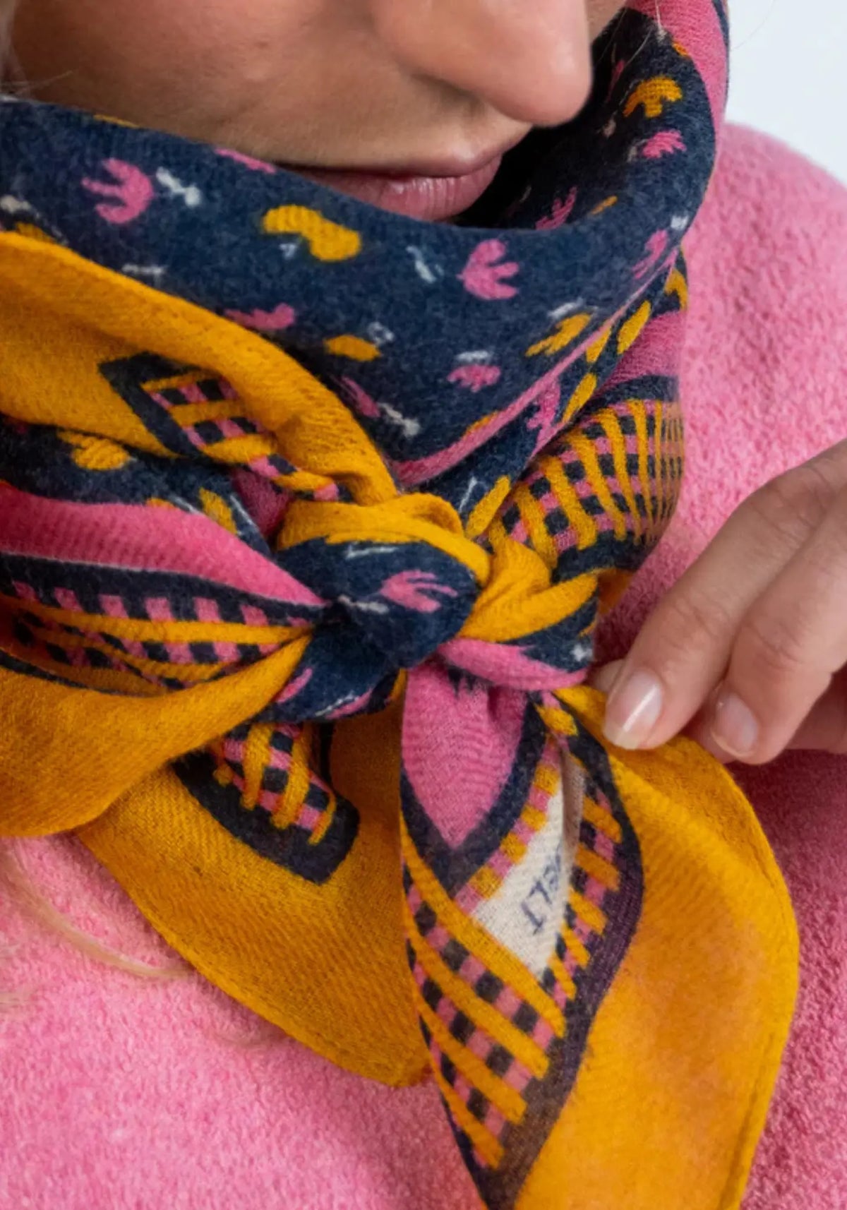 La femme porte le foulard 100% laine Léna de chez Billy Belt