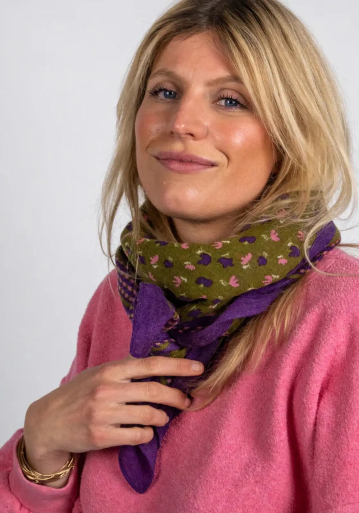 La femme porte le foulard 100% laine Pauline de chez Billy Belt