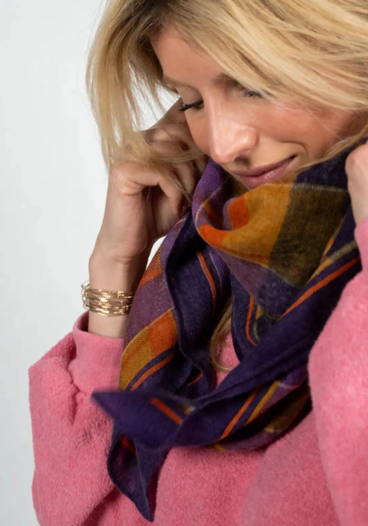 La femme porte le foulard 100% laine Victoire de chez Billy Belt