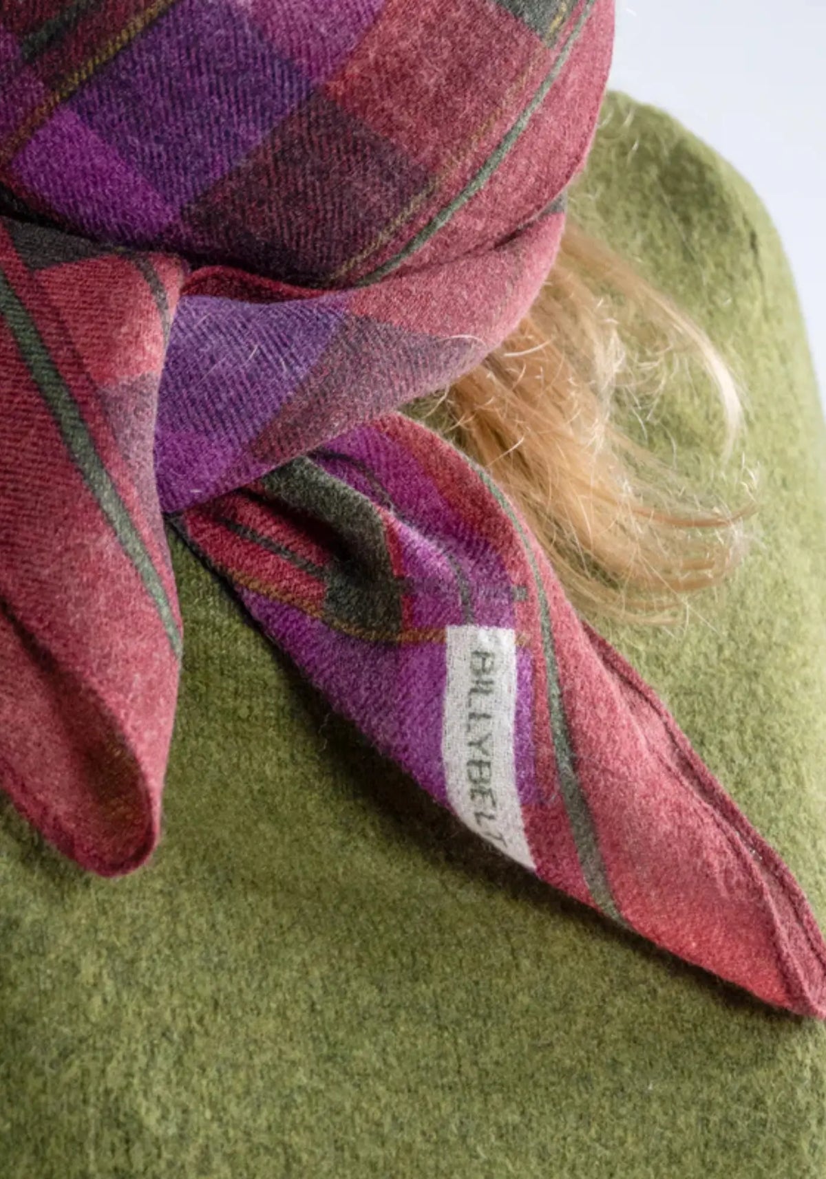 La femme porte le foulard 100% laine Violette de chez Billy Belt