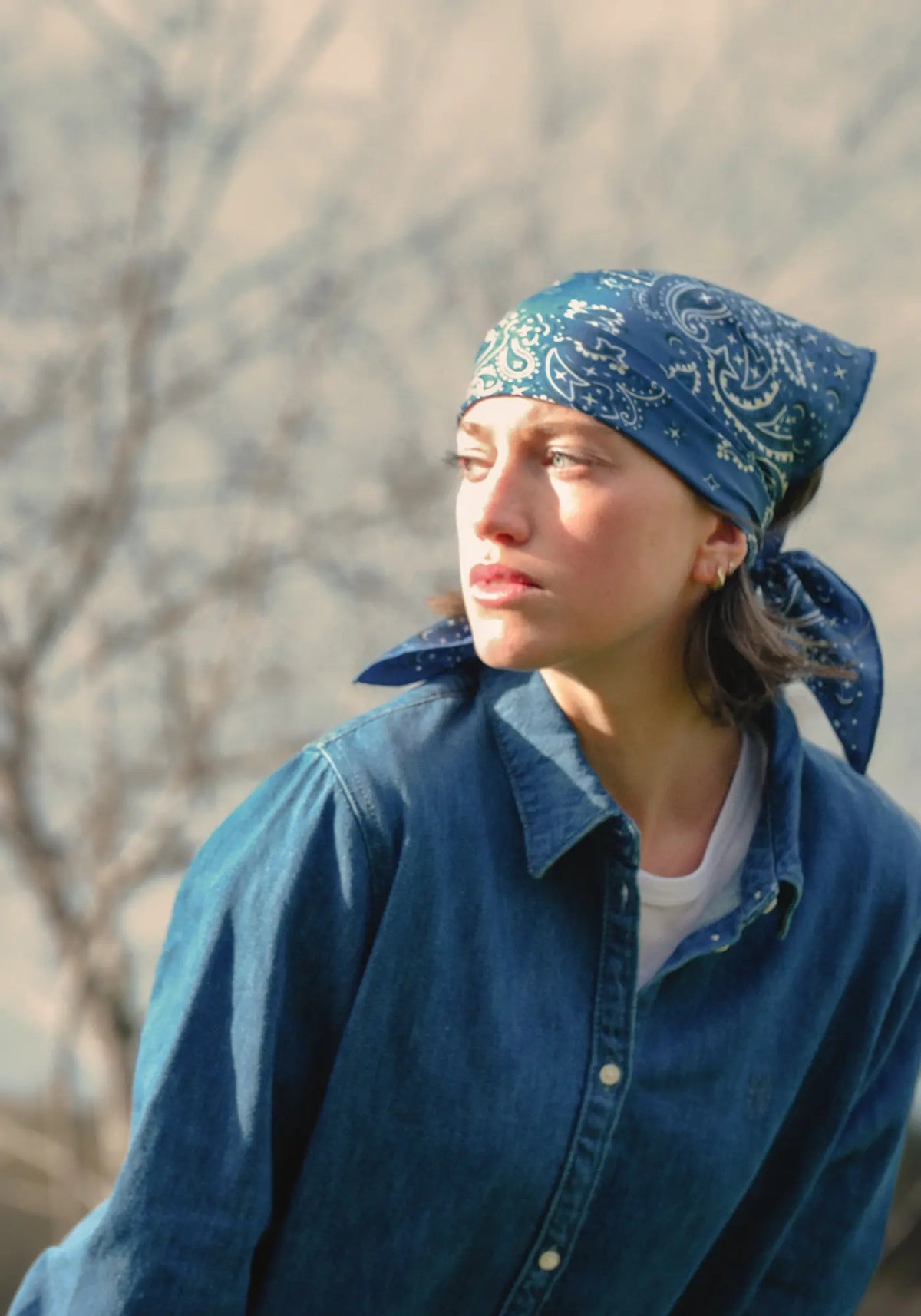 Le foulard bandana pure soie bleu de chez Emily's Pillow