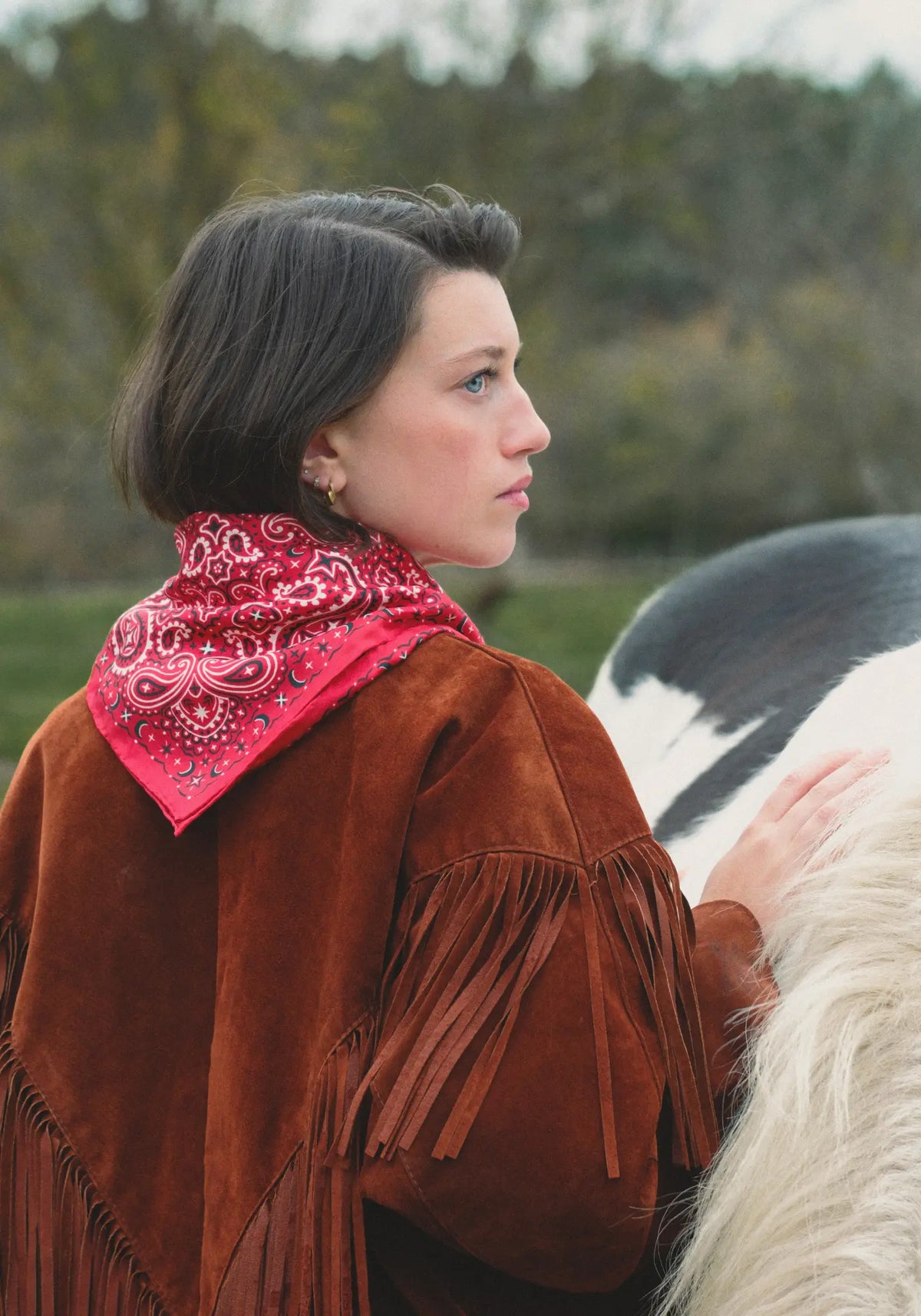 Le foulard bandana pure soie rouge de chez Emily's Pillow