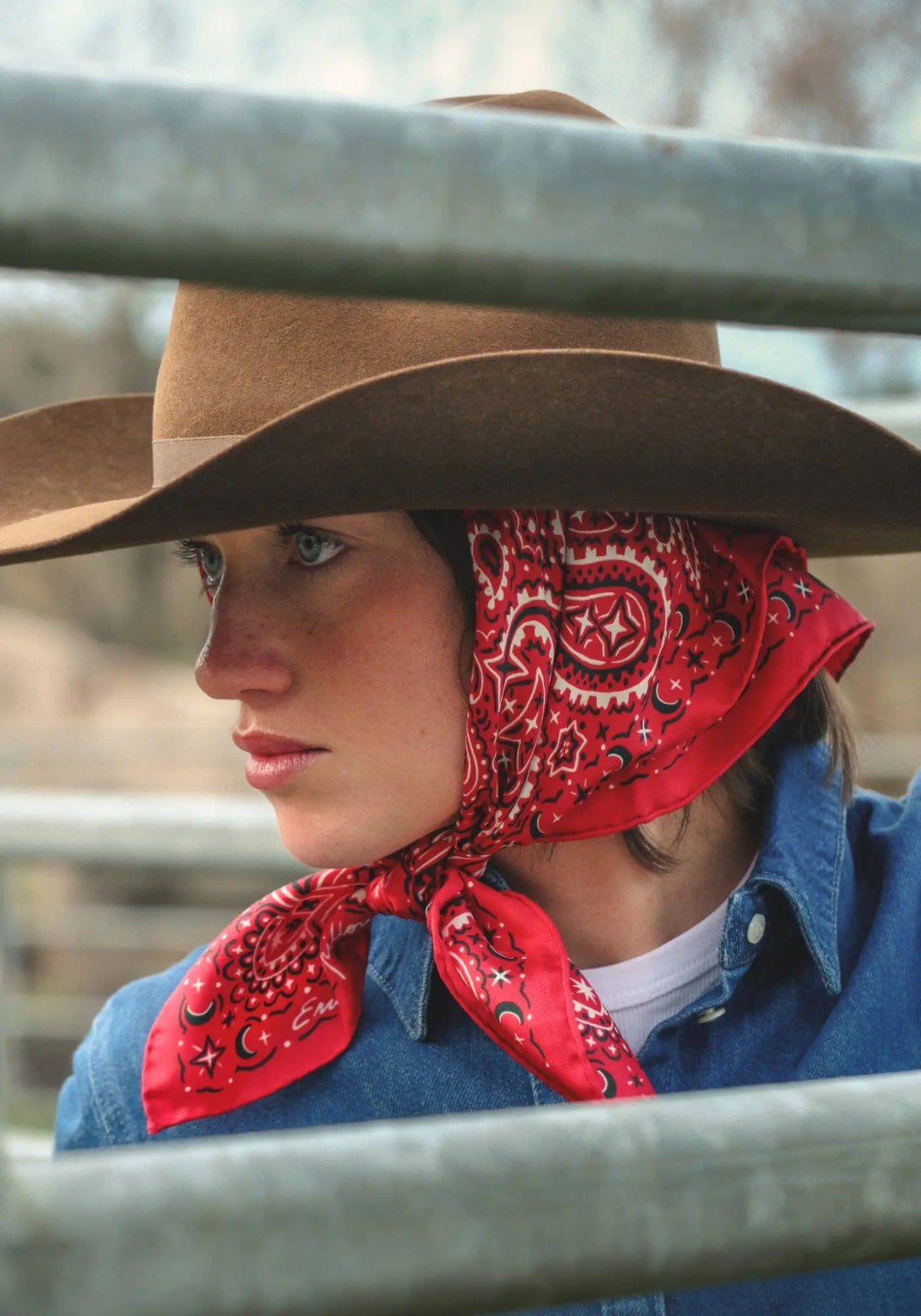Le foulard bandana pure soie rouge de chez Emily's Pillow
