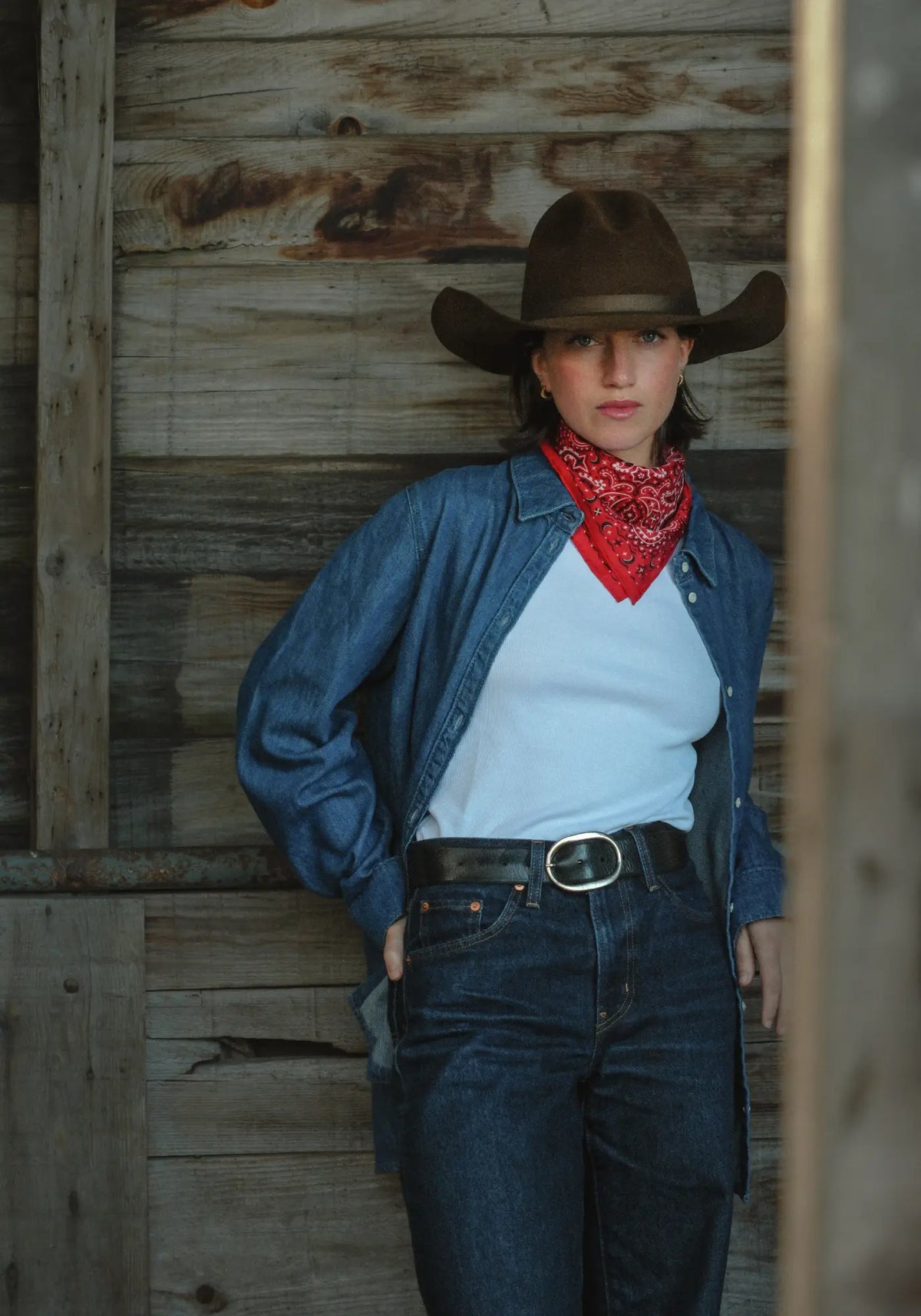 Le foulard bandana pure soie rouge de chez Emily's Pillow