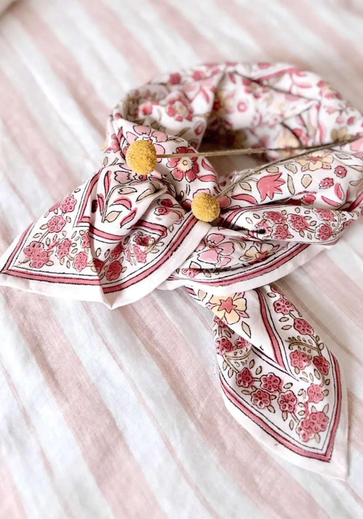 Le foulard delhi kids 50cm blé de chez So Family