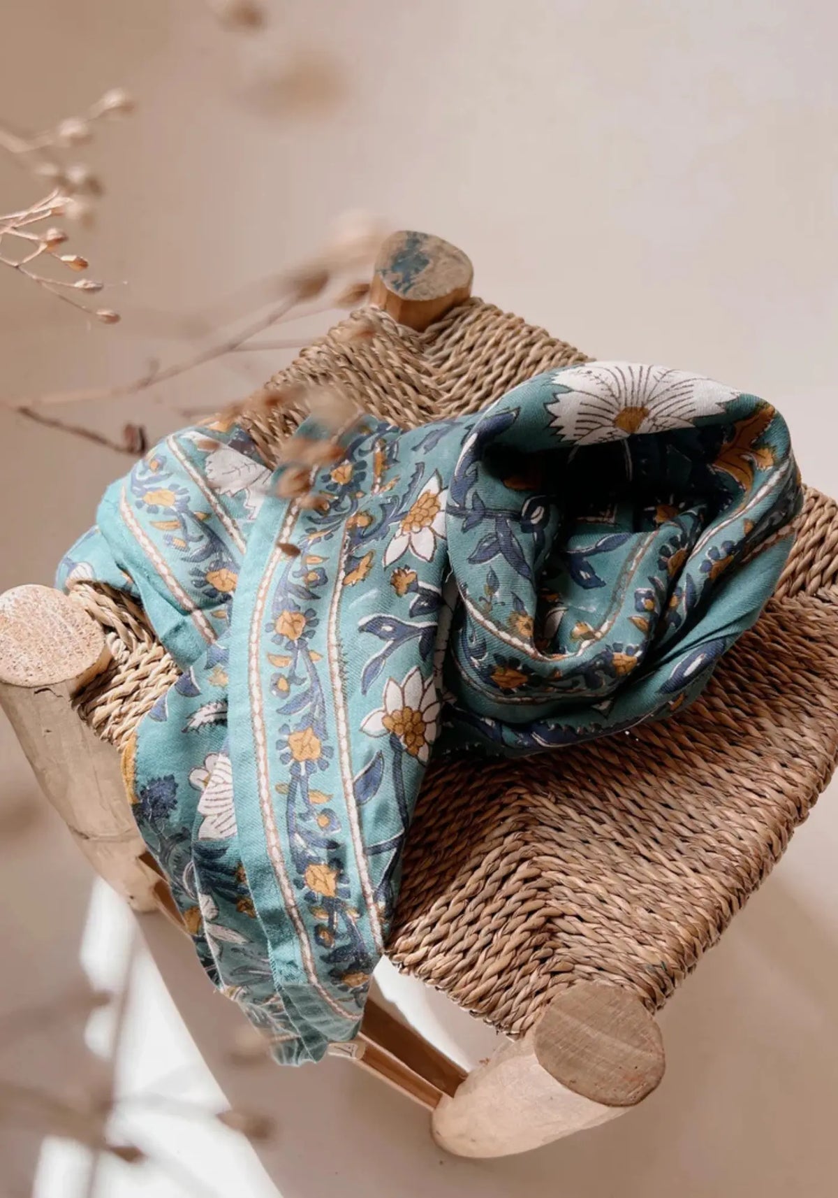 Le foulard delhi mum 100cm celadon de chez So Family