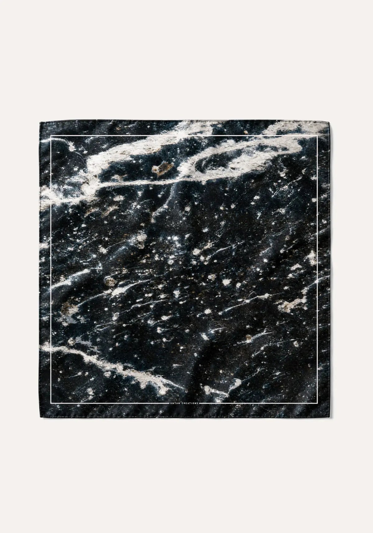 Le foulard granit obsidienne noir de chez Antan Créations