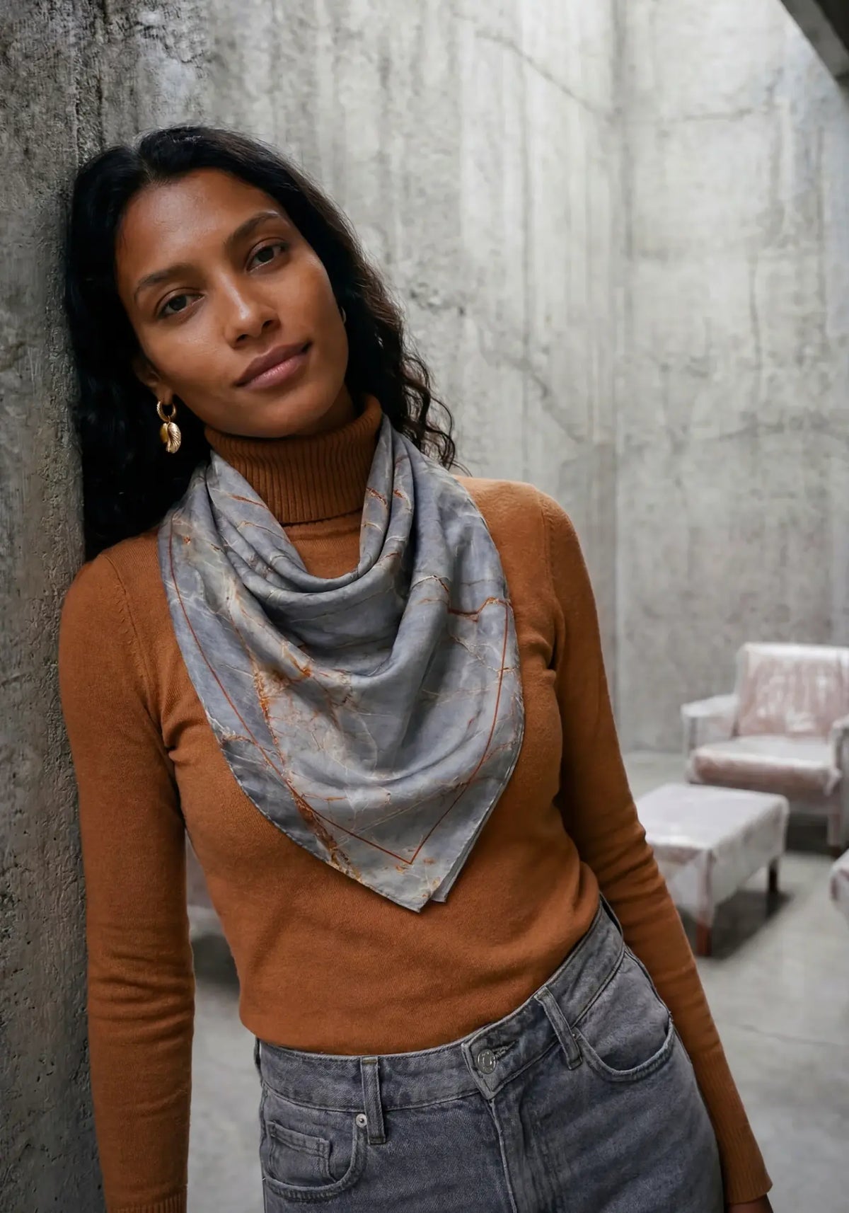 La femme porte le foulard granit quartz tempete de chez Antan Créations