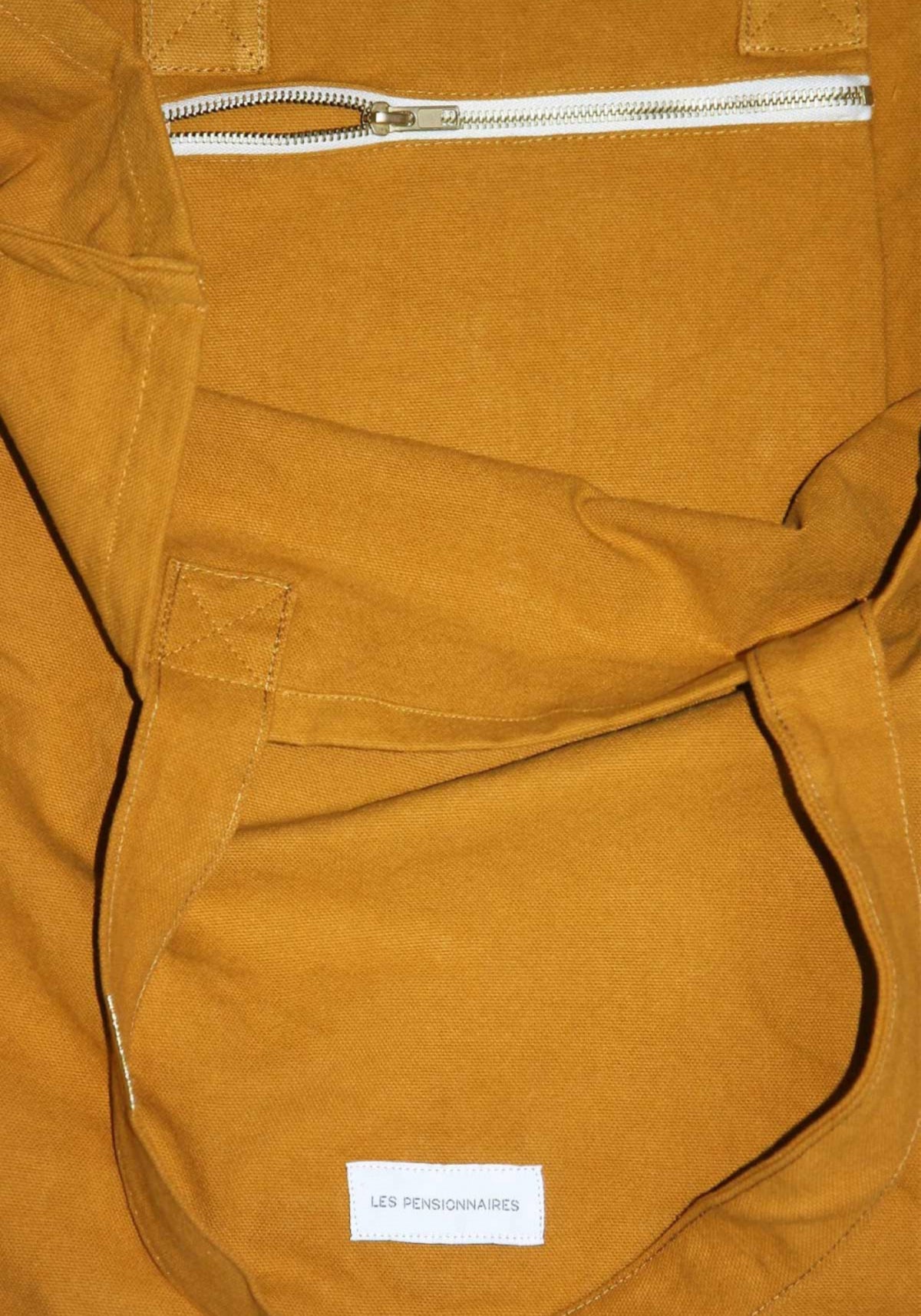 Zoom sur le grand sac cabas jaune safran de chez Les Pensionnaires