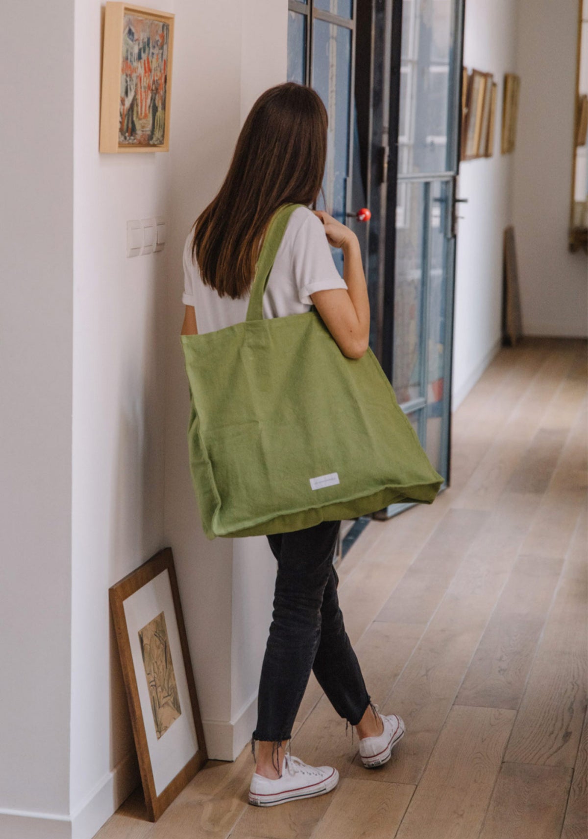 La femme porte le grand sac cabas vert prairie de chez Les Pensionnaires