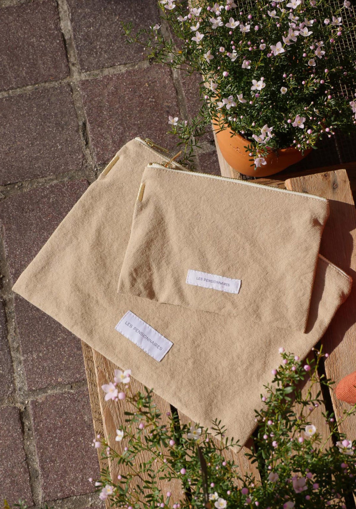 La grande et petite pochette beige sable de chez Les Pensionnaires