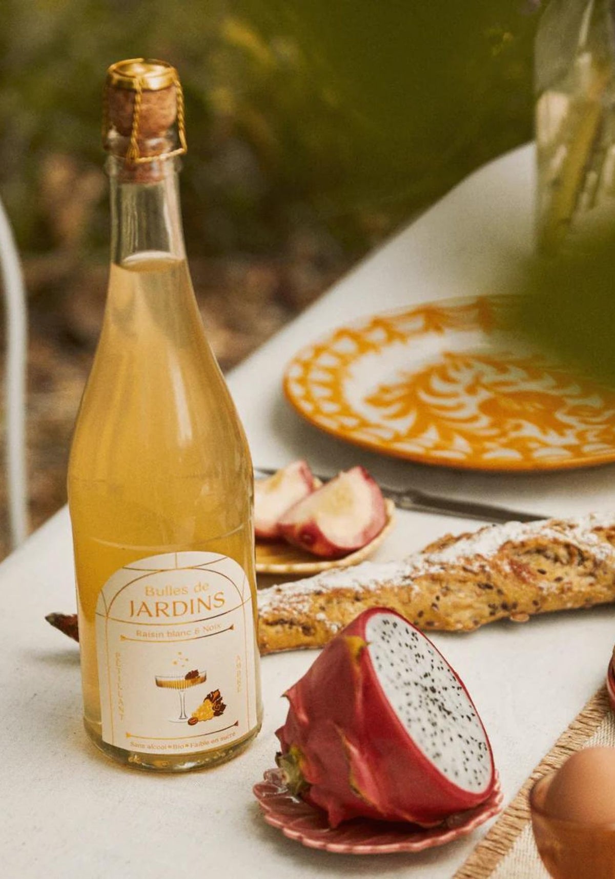 Bulles saveur raisin blanc et noix sur table de chez Jardins.