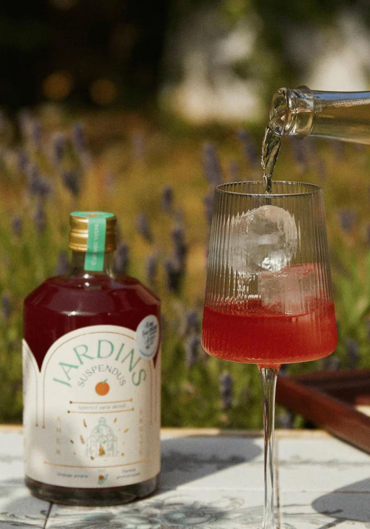 Bouteille Jardins orange sanguine et romarin verre rempli. 