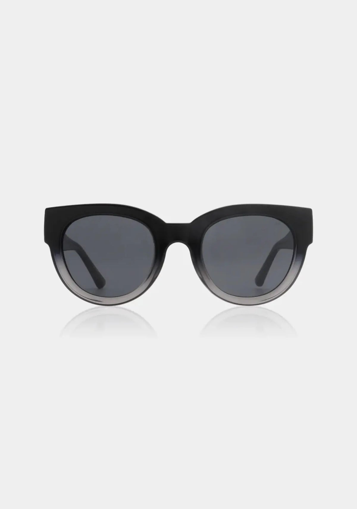 Les lunettes de soleil Lilly black grey transparent de chez A.kjaerbede