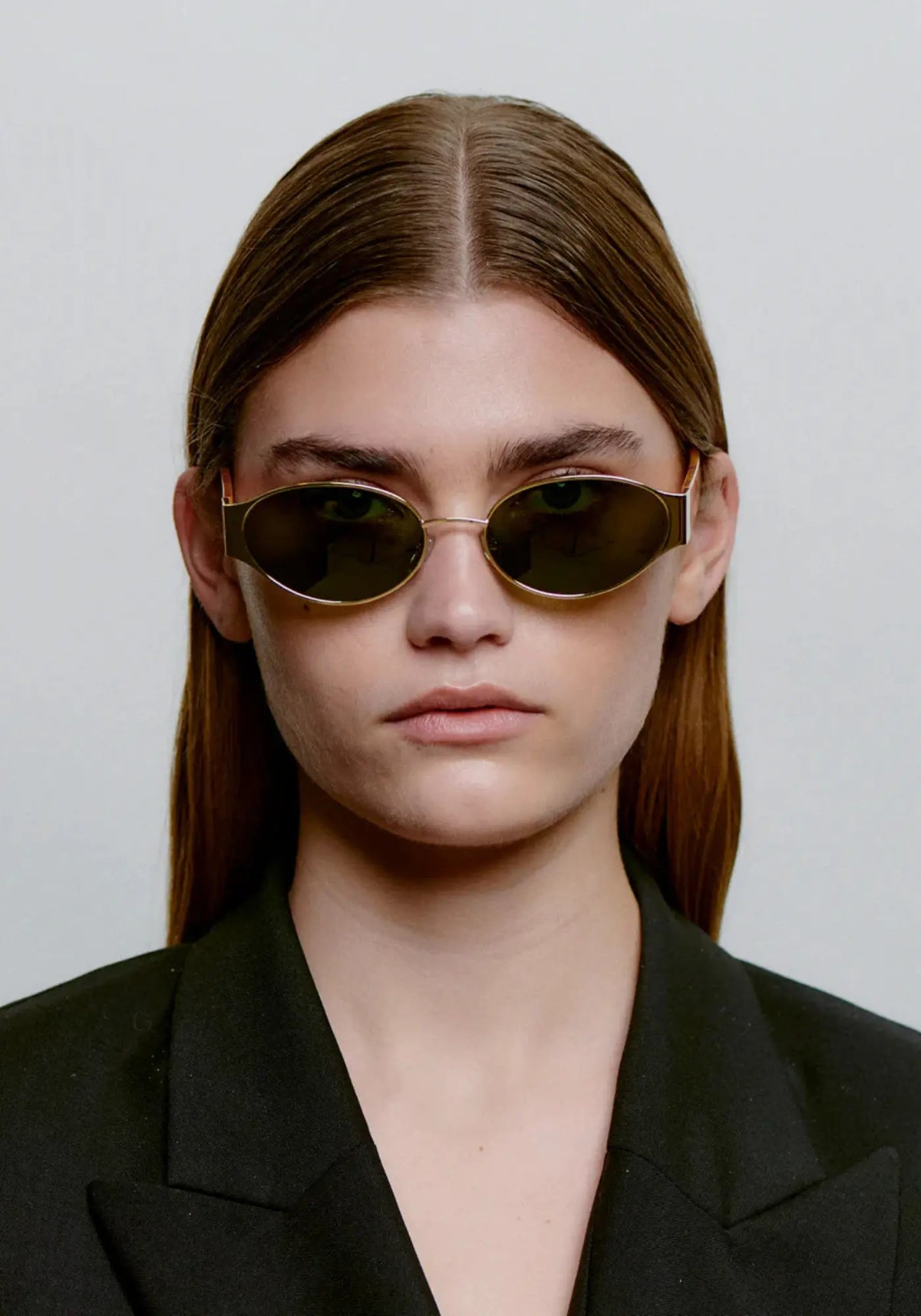 La mannequin porte les lunettes de soleil Bella gold burnt amber de chez A.Kjaerbede