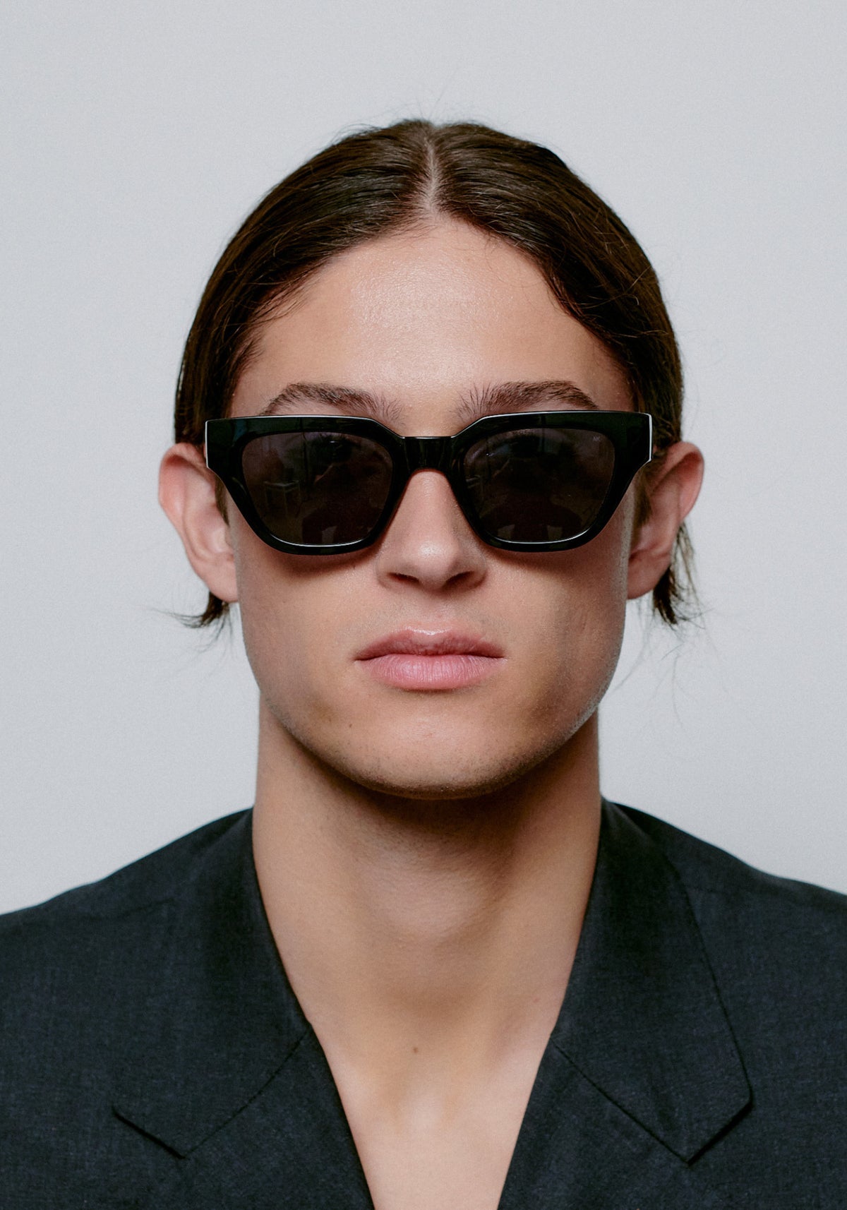 L'homme porte les lunettes de soleil Kaws black de chez A.Kjaerbede