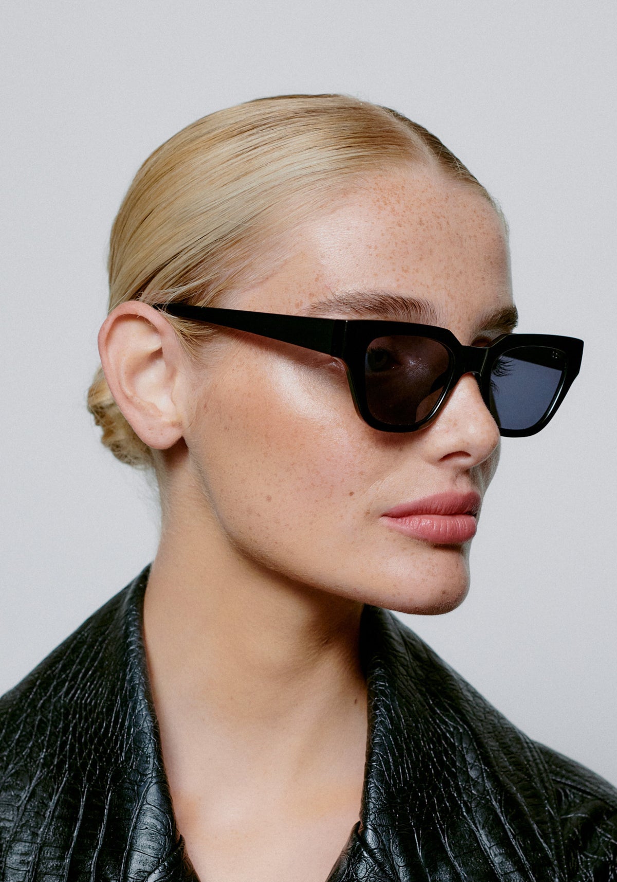 La femme porte les lunettes de soleil Kaws black de chez A.Kjaerbede