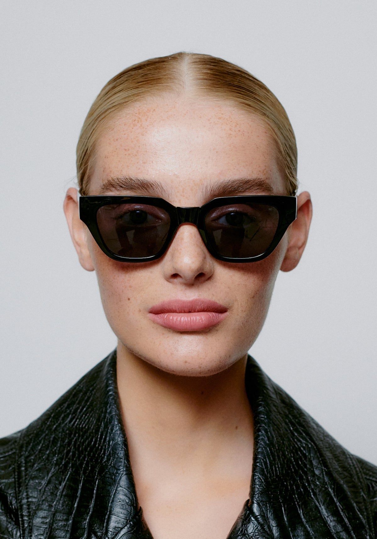 La femme porte les lunettes de soleil Kaws black de chez A.Kjaerbede