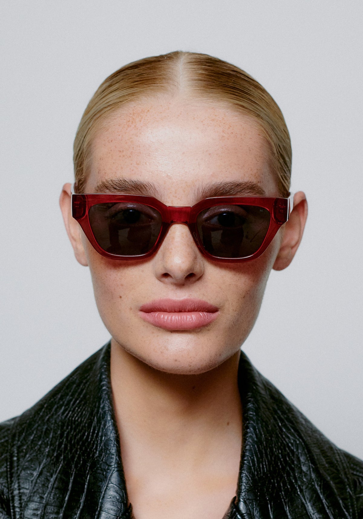 La femme porte les lunettes Kaws burgundy transparent de chez A.Kjaerbede