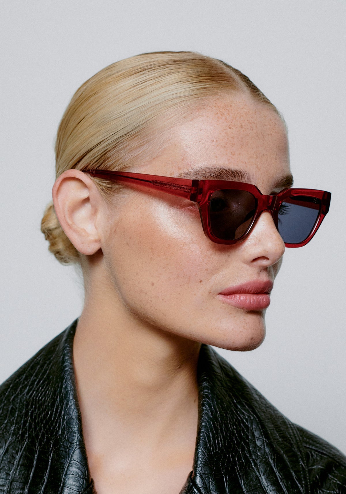 La femme porte les lunettes Kaws burgundy transparent de chez A.Kjaerbede