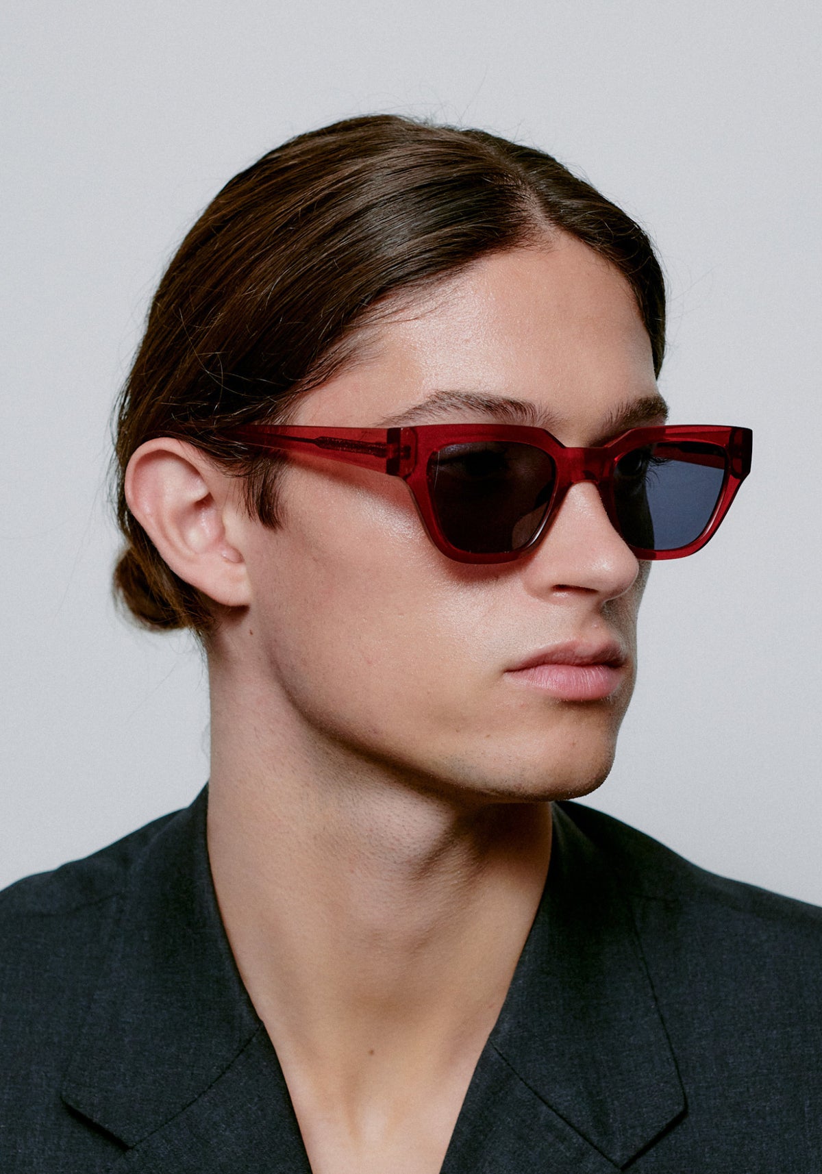 L'homme porte les lunettes Kaws burgundy transparent de chez A.Kjaerbede