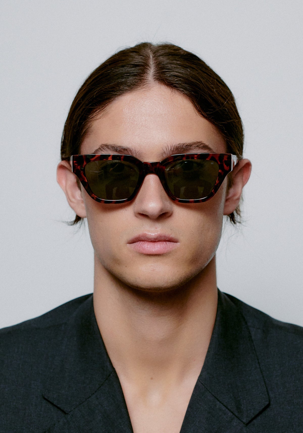 L'homme porte les lunettes de soleil Kaws demi tortoise de chez A.Kjaerbede