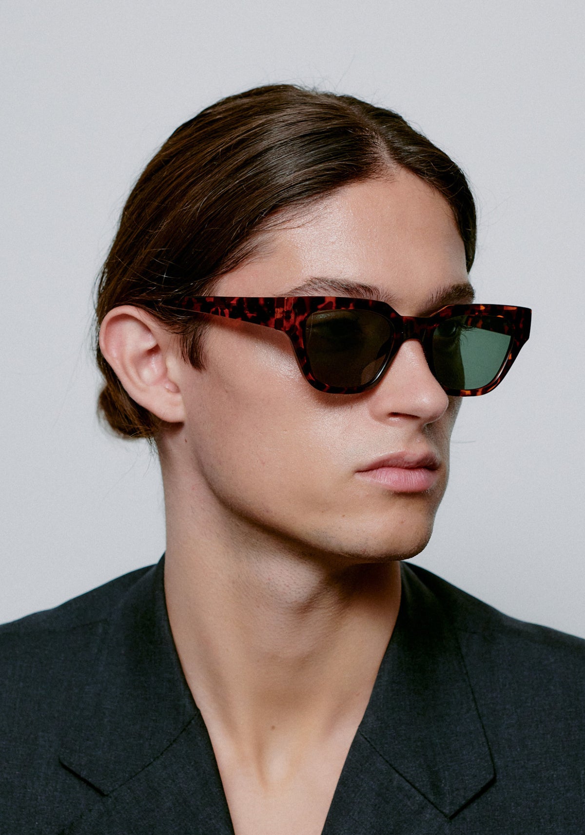 L'homme porte les lunettes de soleil Kaws demi tortoise de chez A.Kjaerbede