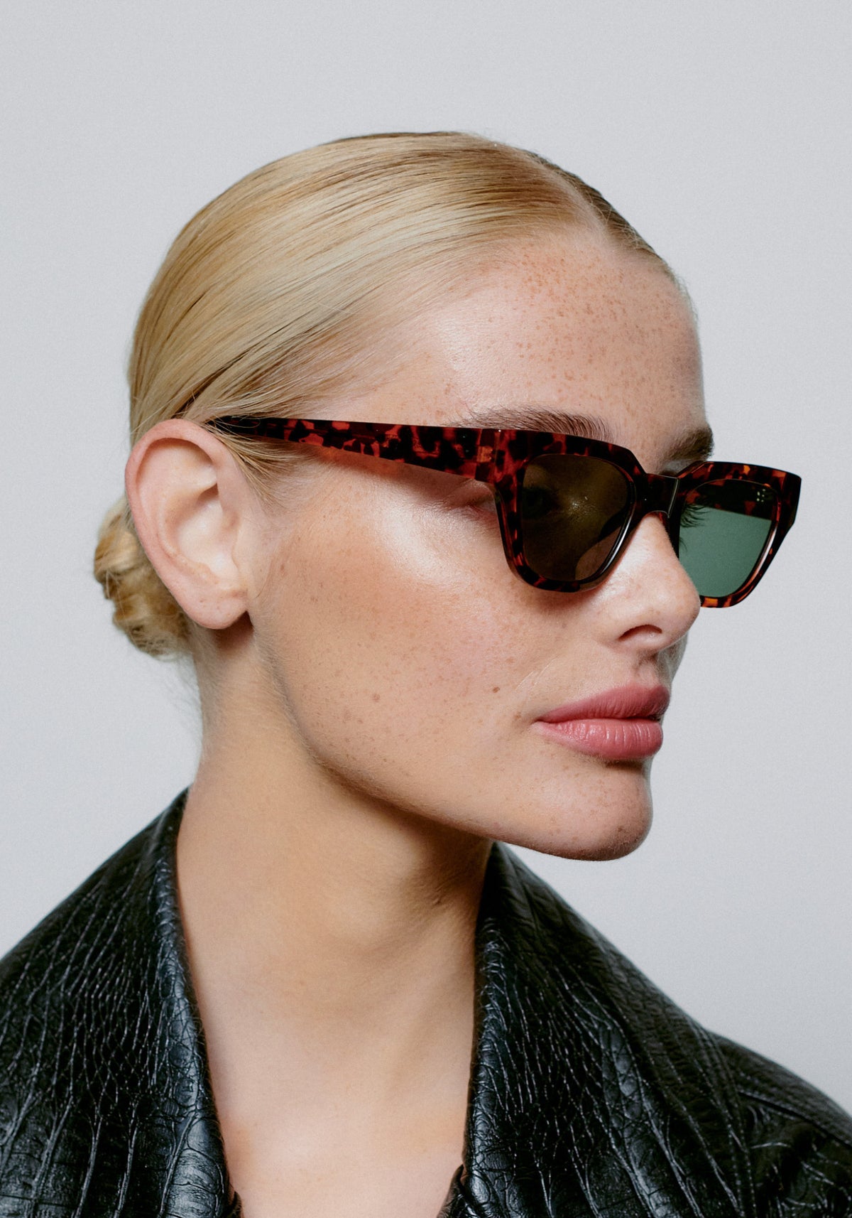 La femme porte les lunettes de soleil Kaws demi tortoise de chez A.Kjaerbede
