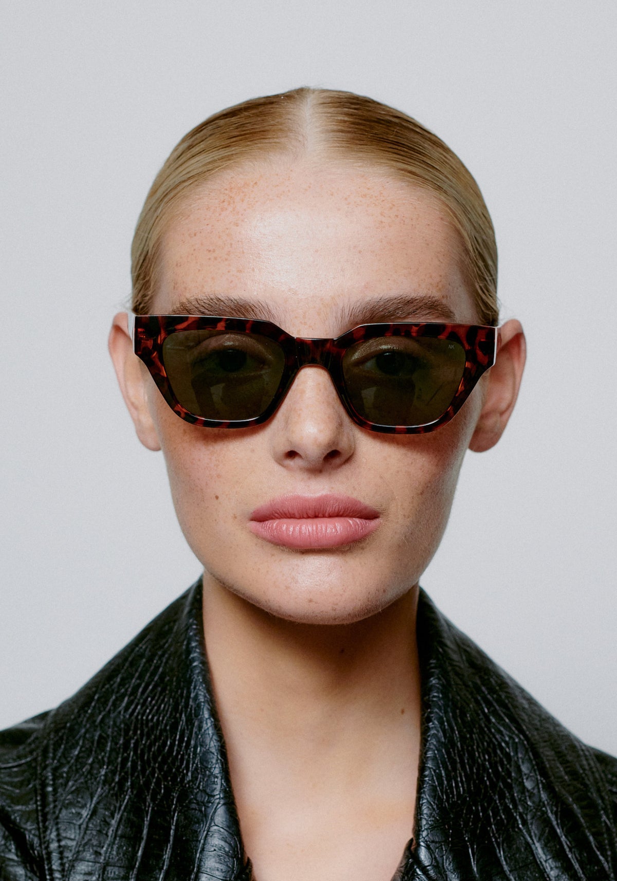 La femme porte les lunettes de soleil Kaws demi tortoise de chez A.Kjaerbede