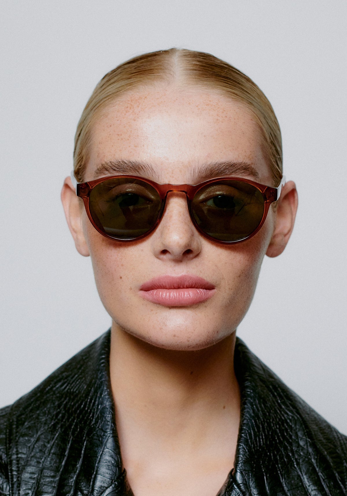 La femme porte les lunettes de soleil Marvin brown transparent de chez A.Kjaerbede