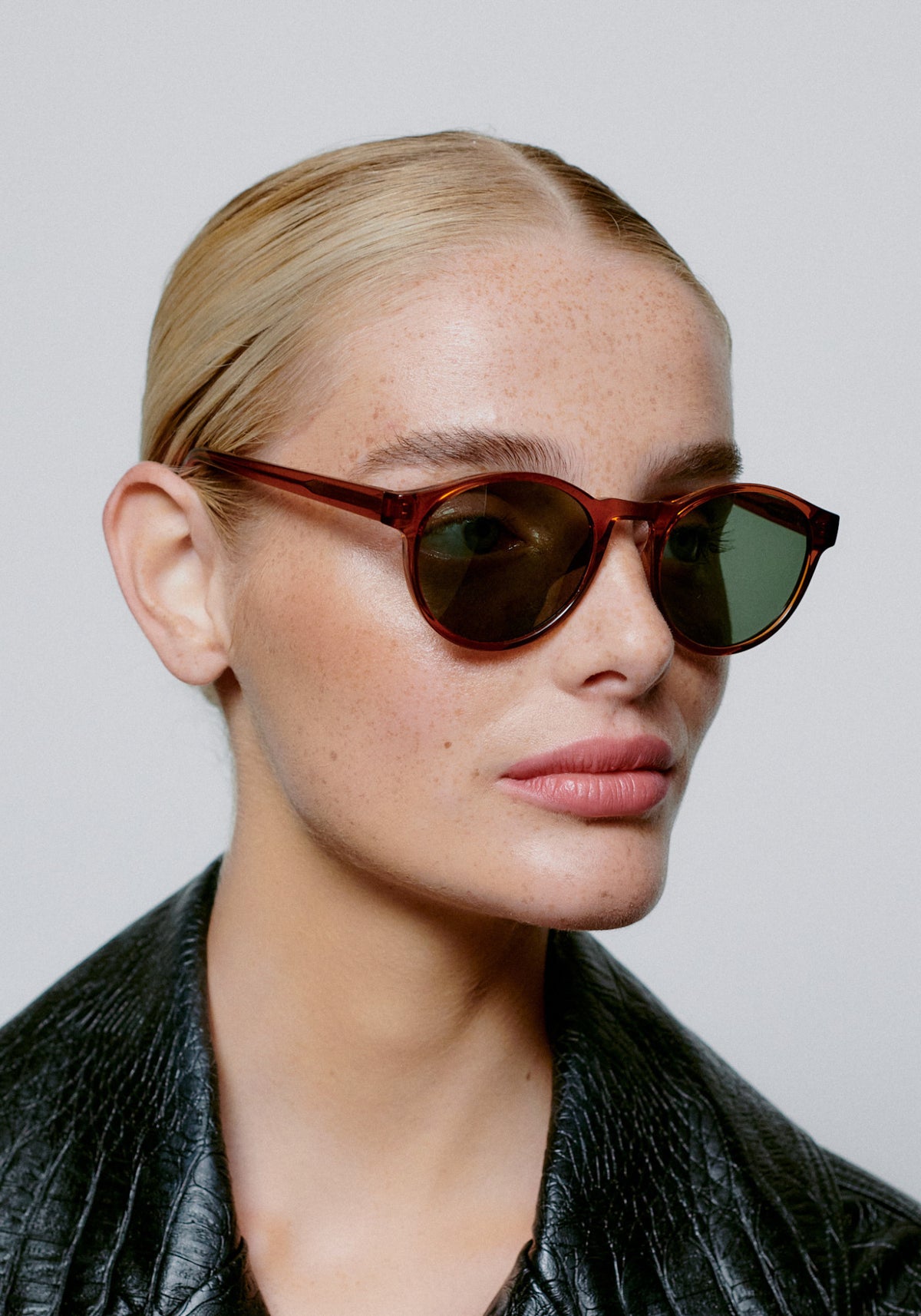 La femme porte les lunettes de soleil Marvin brown transparent de chez A.Kjaerbede